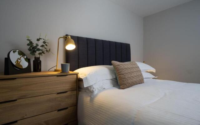 Spacious - Contemporary 2BR Apartment - Central Ambleside - Parking