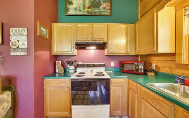 Secluded Studio w/ Deck ~ 8 Miles to Beaver Lake!