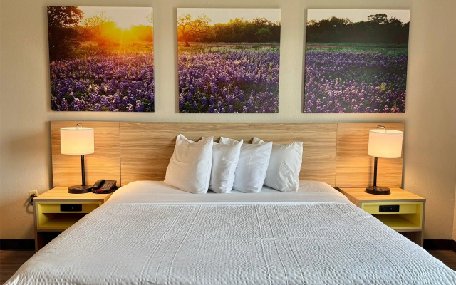 Days Inn & Suites by Wyndham Houston / West Energy Corridor