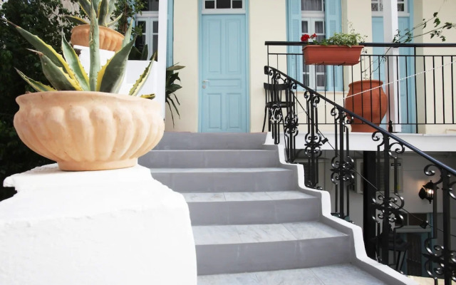 Live in Athens, Thiseio Historic House