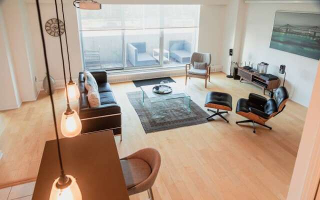 Spacious Family Condo In Swansea, Toronto