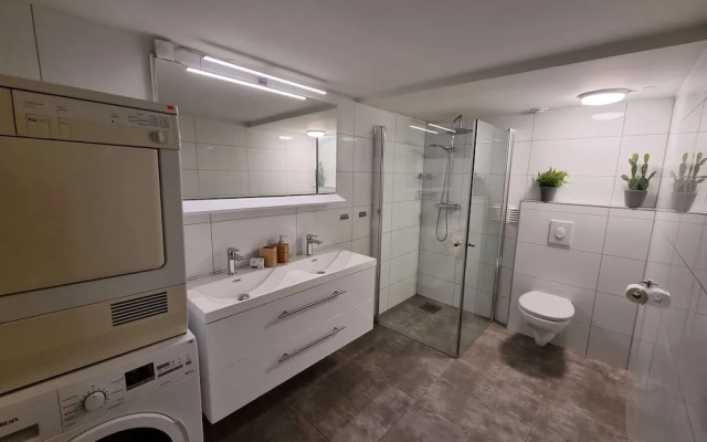 Room-spacious Private Room, Queen Bed, C