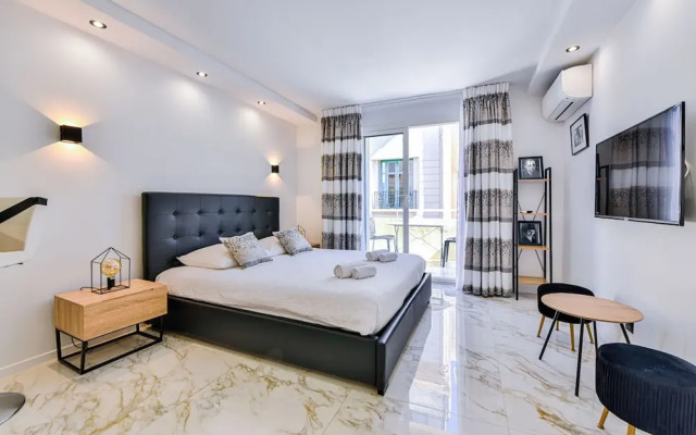 Large Studio Apartment With Terrace and sea View