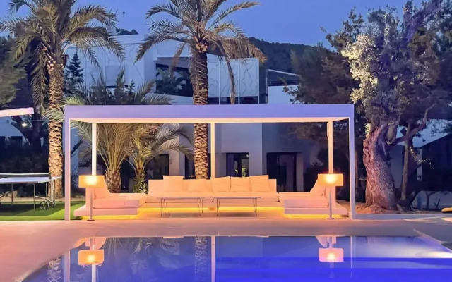 Villa With Multiple Outdoor Terrace