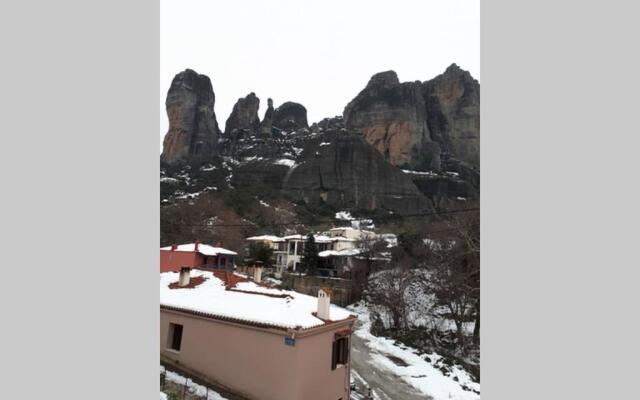 The house under the rocks of Meteora 1