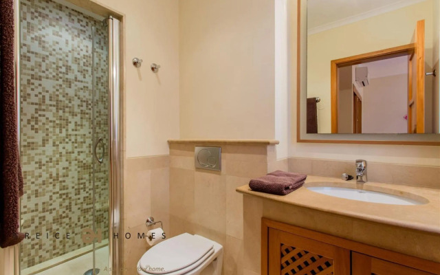 Greice Homes-Luxury 2 bed en-suite south facing & Golf view