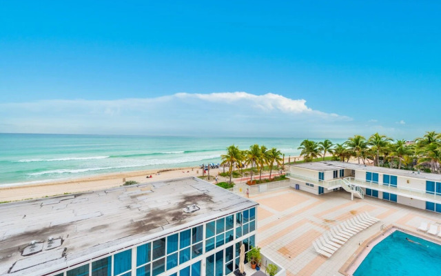 Private Residence at Castle Beach by LRMB