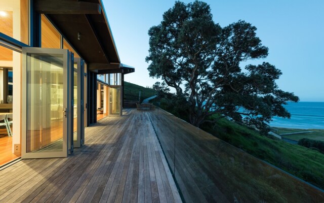 Otaha Beachfront Lodge by Touch of Spice