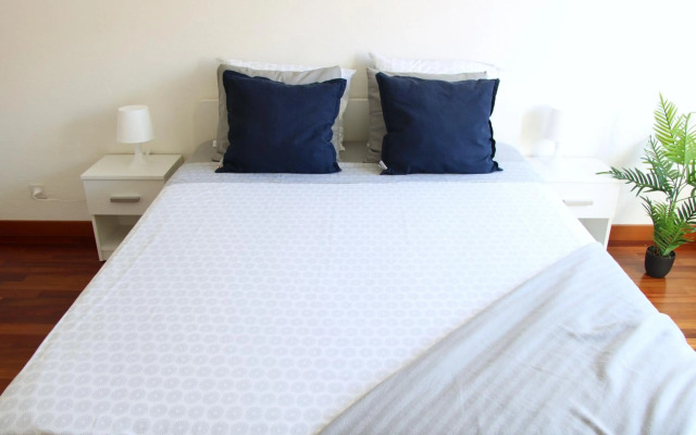 Cozy apartment with Free Parking & close to Lake