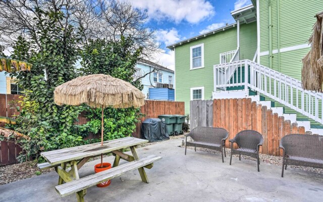 Steps to Beach: Nautical Galveston Home Near Pier!
