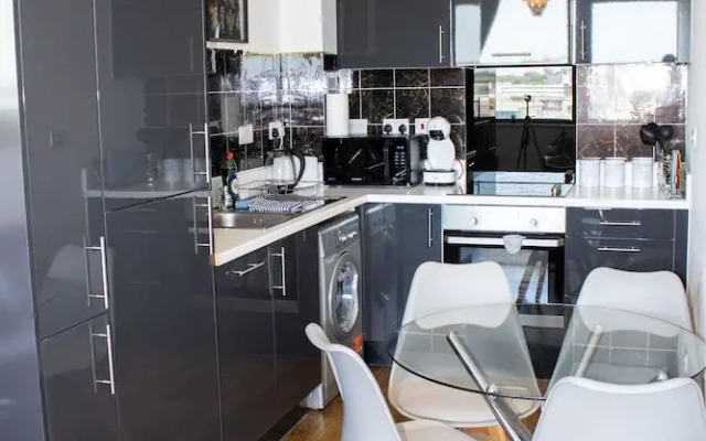 2 Bedroom Central Apartment With Parking