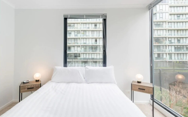 Stylish 3 Bedroom Melbourne Apartment