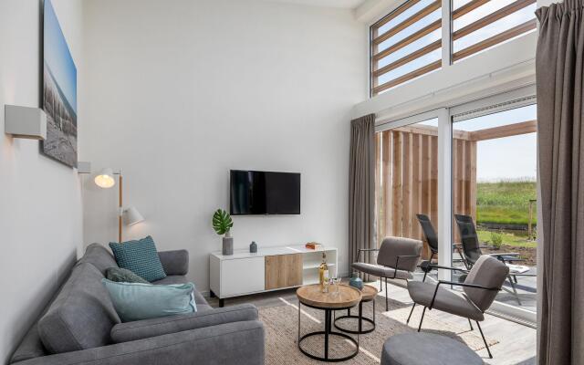 Detached Luxurious Lodge With Washingmachine, Near the Beach