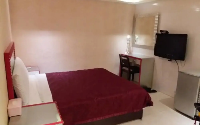Meets Happy Hotel