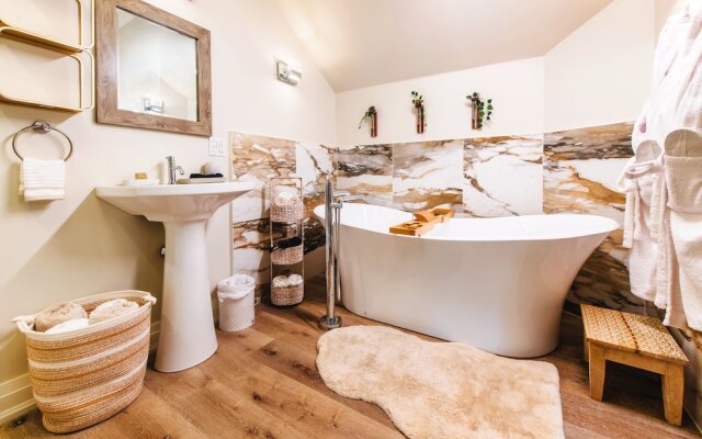 Twisted Lemon Restaurant & Boutique Inn