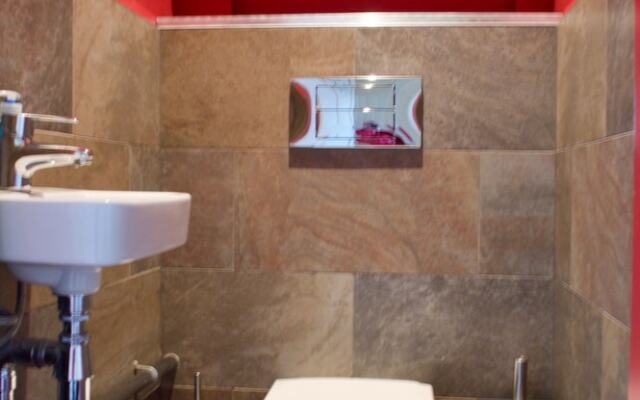 2 Bedroom Flat Near City Centre