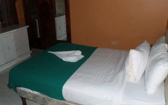 9 bed Villa Montego 10 Minute Walk to the Beach