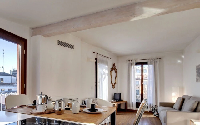 Modern Apartment with Terrace