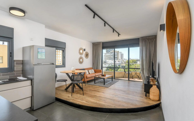 Modern & Sunny 1 BDR w balcony and parking