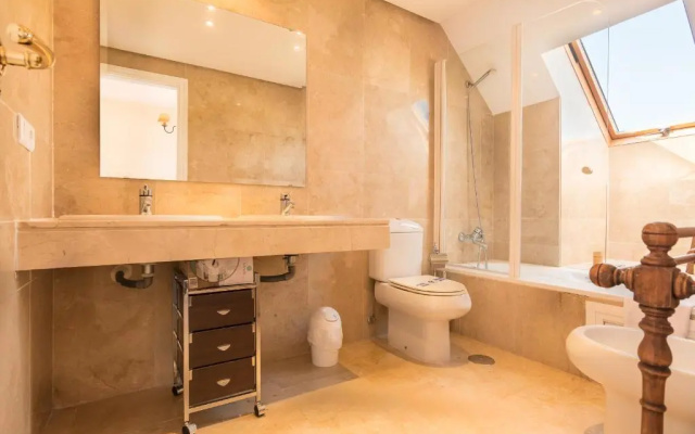2233-Lovely 2 bedrooms on the beach, pool and port