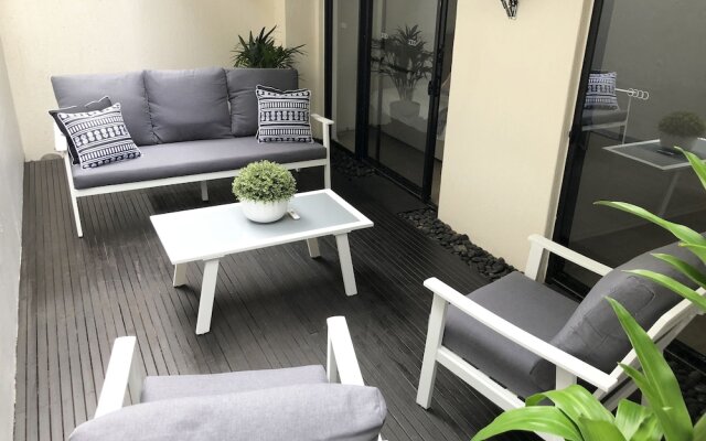 Sunshine Beach Luxe Apartment