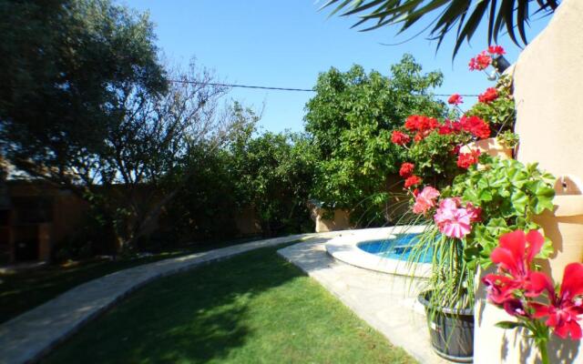 Rural house with private pool, new and beautiful garden