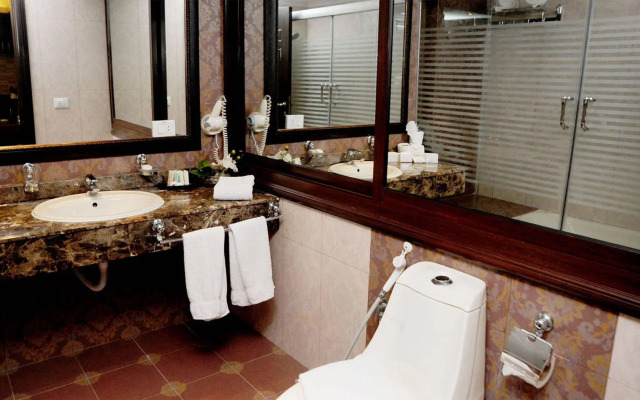 Queen's Suite Hotel