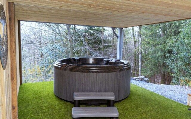 Cosy Chalet in Odeigne with Hot Tub