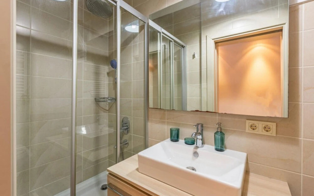 Central Apartment With Bosphorus View in Cihangir