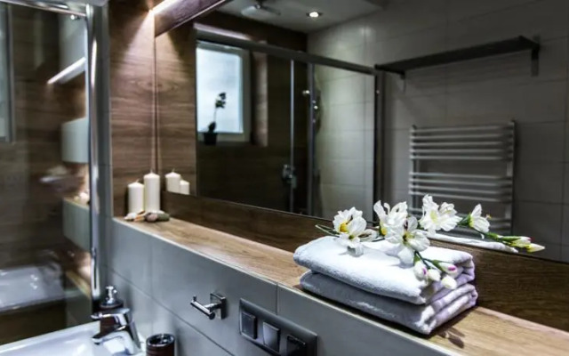 Maple Leaf Apartment