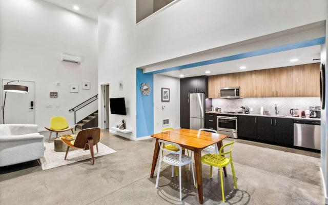 Posh Lofty Pad in Central Redmond