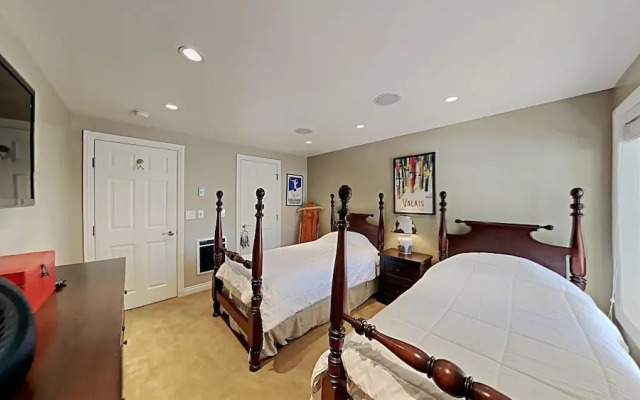 Spacious 2 BR Units at 1849 Condos With Free Pool, Parking & Wifi