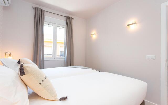 1 Bd Apartment With Balcony Perfect Location. Santa Marta II