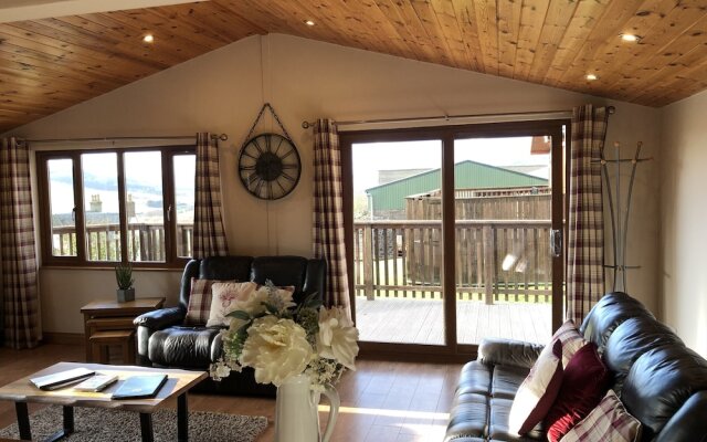 Kingfisher Lodge With Hot Tub Near Cupar, Fife