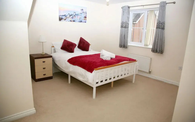 8 Guests - 4 Bedrooms - Parking - Garden