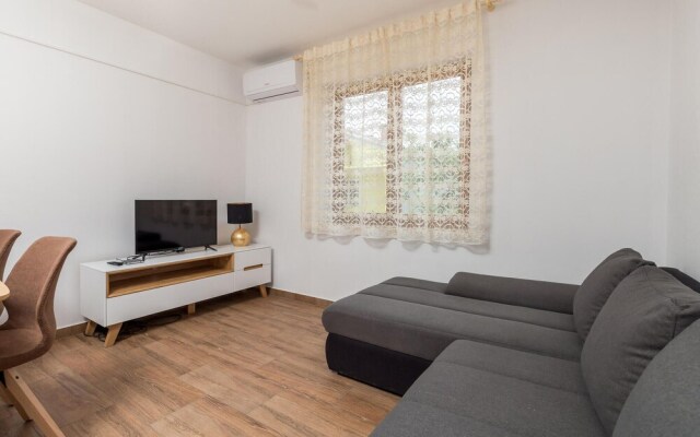 Stunning Apartment in Cres With Wifi and 2 Bedrooms