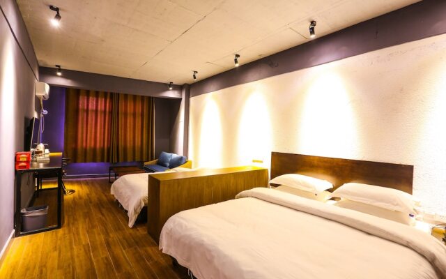 Comma Travel International Youth Hotel