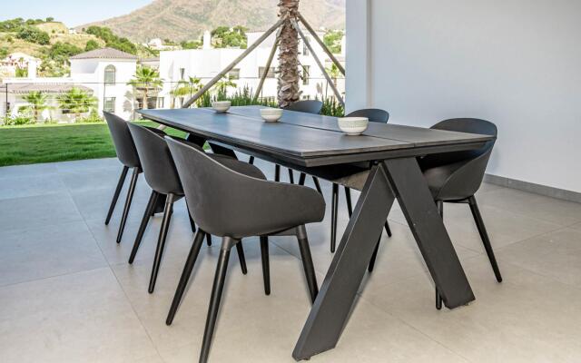 LAE7.BI- Apotel Estepona hills by roomservices