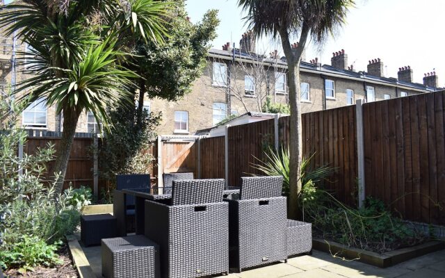 2 Bedroom House In Clapham