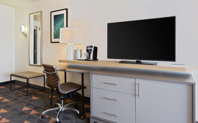 Holiday Inn & Suites Across From Universal Orlando by IHG