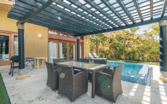 Tropical Villa With Pool at Green Village B843