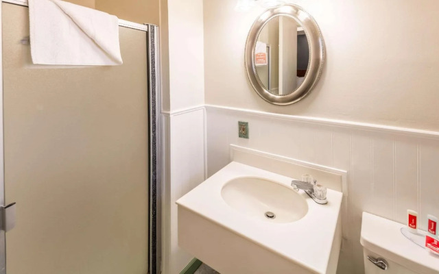 Econo Lodge Inn & Suites Heavenly Village Area