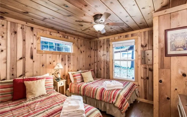 Chestnut Lodge - Four Bedroom Cabin with Hot Tub