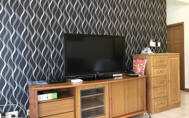 Sunset & Seaview Vacation Condos at Marina Court Resort Condo – Guest Rooms – Kota Kinabalu