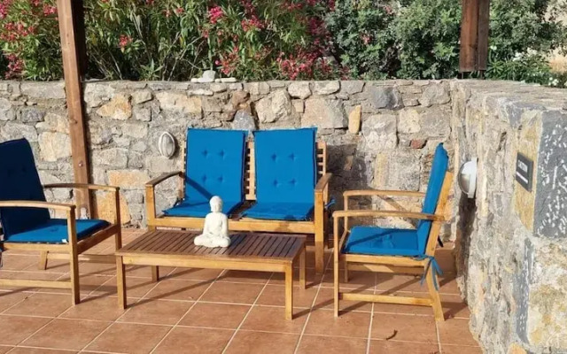 Plaka-sleeps4-parking-pool-hottub-seaviews