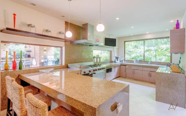 Lavish Villa with Pool I Jacuzzi, Gym & Tennis Court