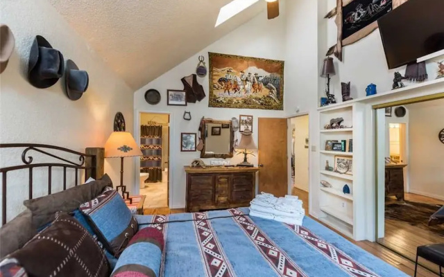 Cedar Creek Retreat - Four Bedroom Cabin with Hot Tub