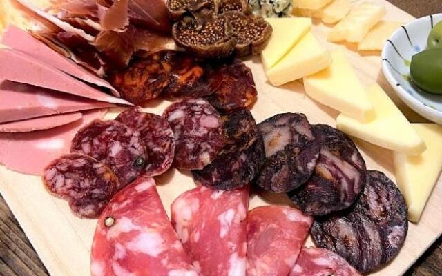 Okiya Guest House & Tapas Bar