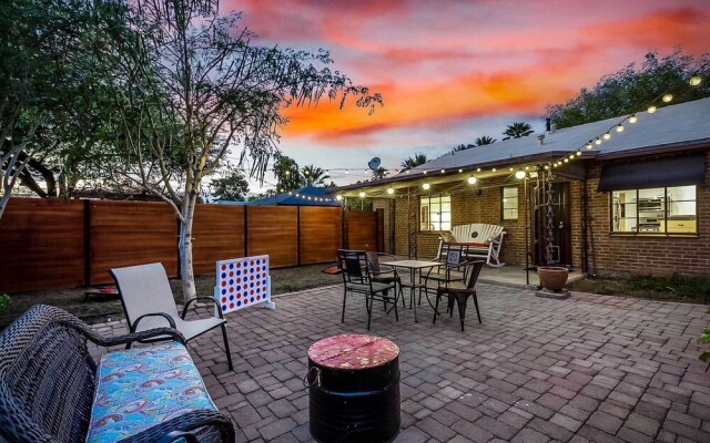 Sun-lit Phoenix Gem: Backyard Entertainment Patio!