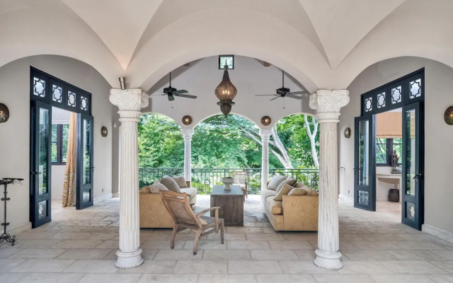 Arcos Del Mar Beachfront